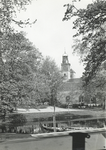 502842 Gezicht op het plantsoen aan het Manenburg te Utrecht, vanaf de Tolsteegsingel, met op de achtergrond de torens ...